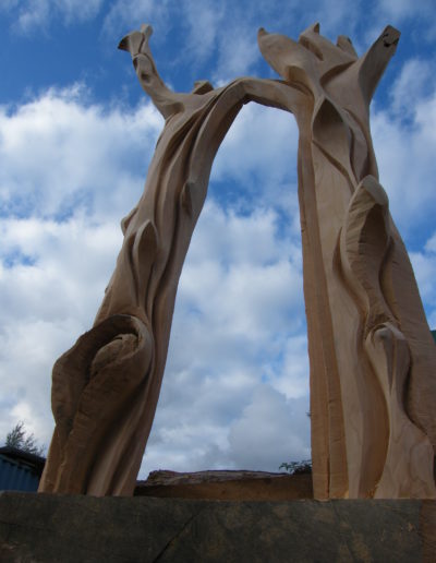 Houten beeld van De Poort naar..? een poort met abstracte lijnen, vorm gegeven in ceder hout hoogte 2.8 meter