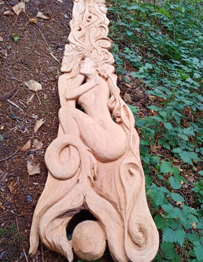 Het ontstaan van Hout reliëf van een slapende zeemeermin in ceder hout ca. 2 meter