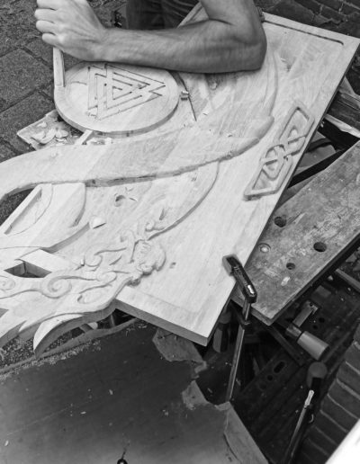 Het creëren van Dartboard kast met Viking stijl reliëf met draken en Valknut symbool in eiken hout