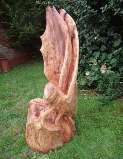 Vlinder stoel uit beuken hout een boombeeld / houtsculptuur hoogte 1.3 meter