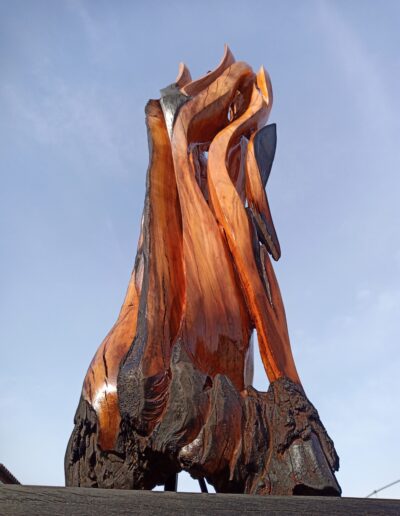 Abstract sculptuur Vuur gevormd uit kersenhout deels gebrand hoogte 1.1 meter