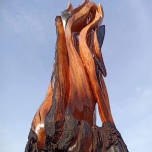 Abstract sculptuur Vuur gevormd uit kersenhout deels gebrand hoogte 1.1 meter