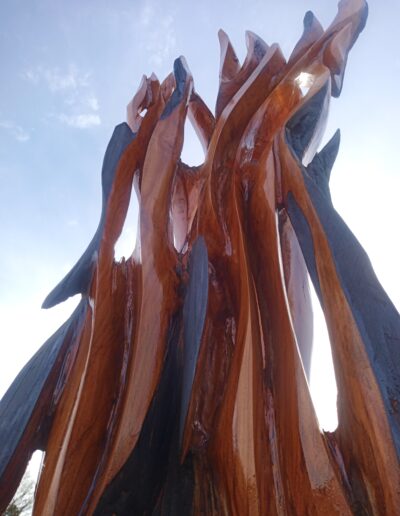 Abstract sculptuur Vuur gevormd uit kersenhout deels gebrand hoogte 1.1 meter