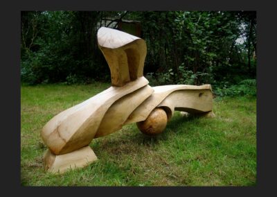 Abstracte design bank uit eiken hout. Genaamd Komeet