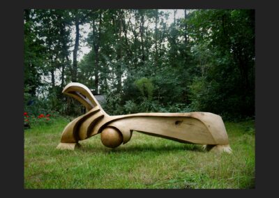 Abstracte design bank uit eiken hout. Genaamd Komeet