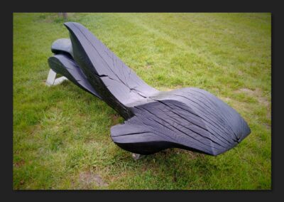 Abstracte bank 'Orka' van gebrand eken hout een design ligbank