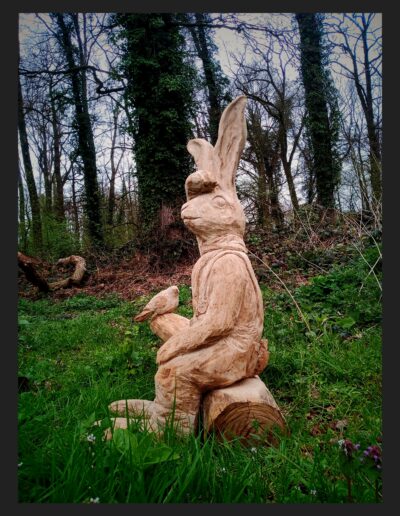 Sprookjes beeld van Haas en roodborstje in eiken hout hoogte 80cm