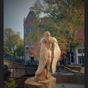 Hout sculptuur van een krachtige mannelijke Engel die opstijgt in Essen hout H 1.60m