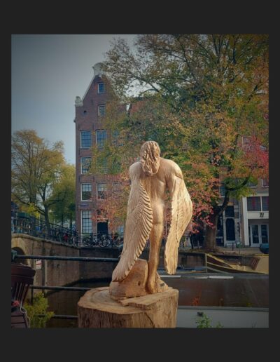 Hout sculptuur van een krachtige mannelijke Engel die opstijgt in Essen hout H 1.60m