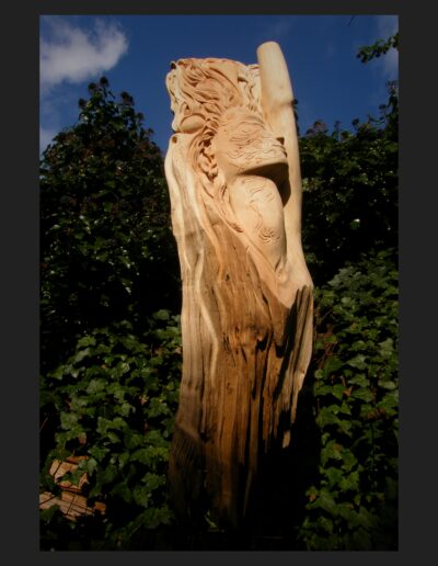 Hout sculptuur Gaia dreaming een vrouwen gezicht als boegbeeld in essen hout 80cm hoog