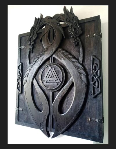 Dartboard kast met Viking stijl reliëf met draken en Valknut symbool in eiken hout