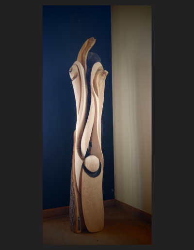 Abstract houten beeld, de Oorsprong in essen hout hoogte 1.3 meter