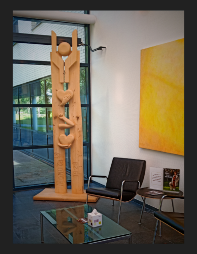 Abstract sculptuur voor Monuta met de 3 belangrijkste pijlers uitgebeeld in ceder hout hoogte 2.4 meter