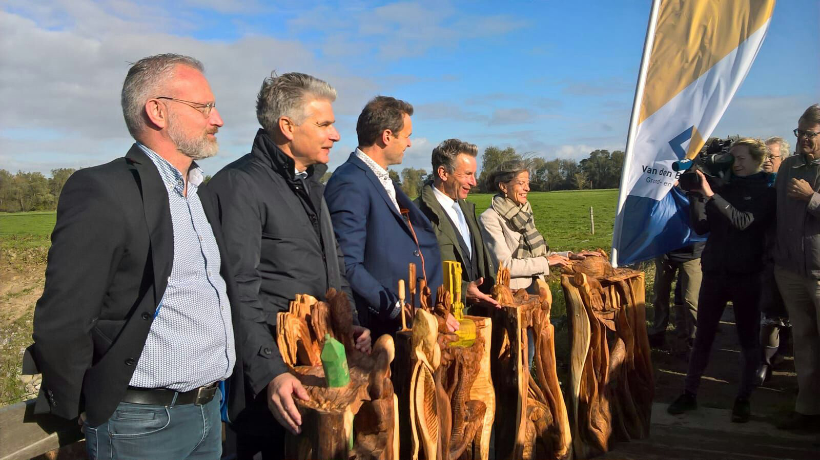 Opleveren van sculpturen een 4 luik 'Stroming' voor Waterschap Vallei en Veluwe beelden door Maurice de Meijer en Gertjan van Dunnewold