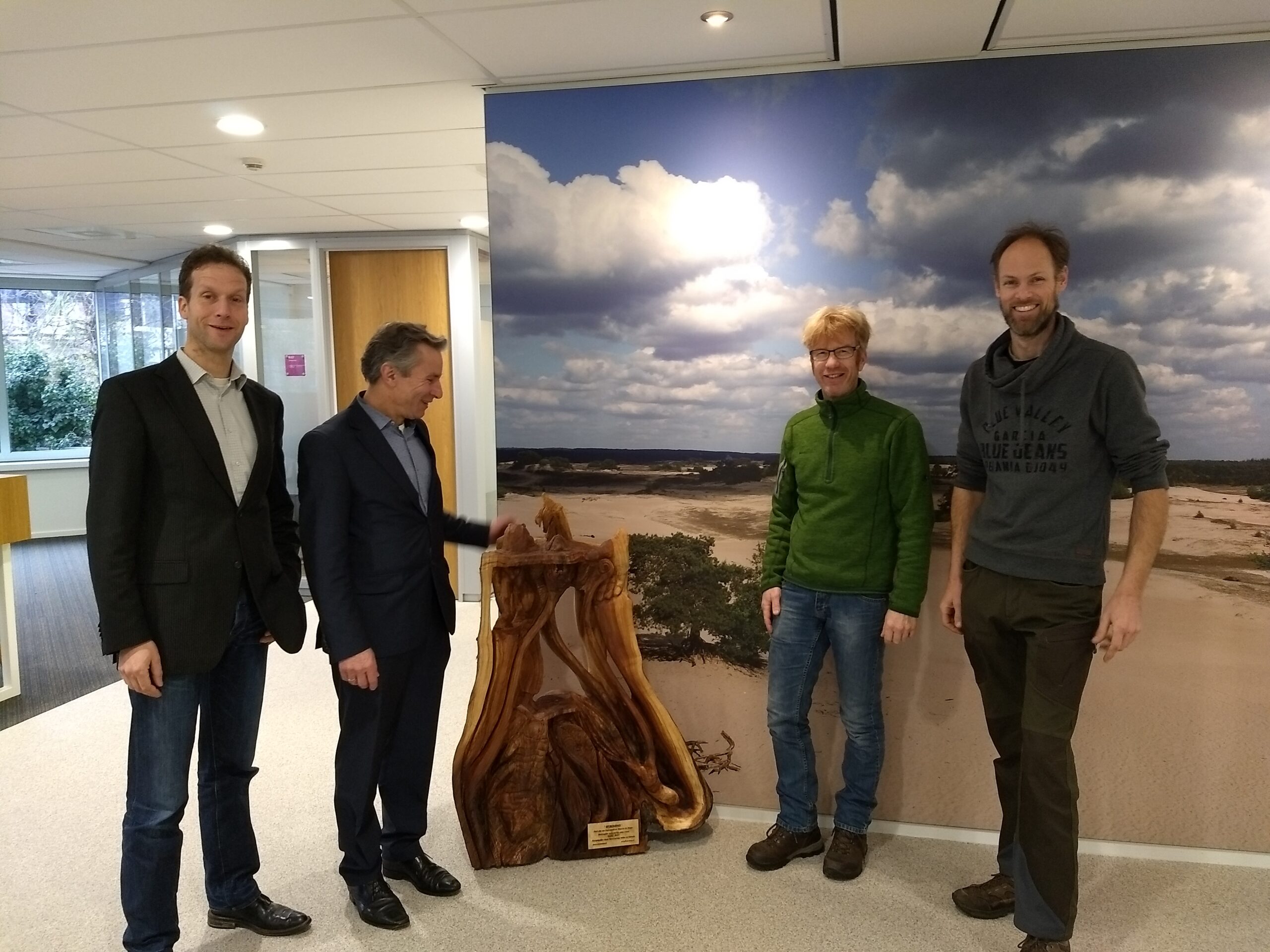 Opleveren van sculptuur 'Stroming' voor Waterschap Vallei en Veluwe beeld door Maurice de Meijer en Gertjan van Dunnewold
