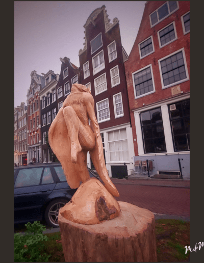 Hout sculptuur van een krachtige mannelijke Engel die opstijgt in Essen hout H 1.60m